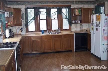 Kitchen
						:
						Spacious fully-equipped kitchen with windows on 3 sides.