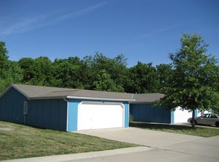 402 SW 12th St APT E, Oak Grove, MO 64075