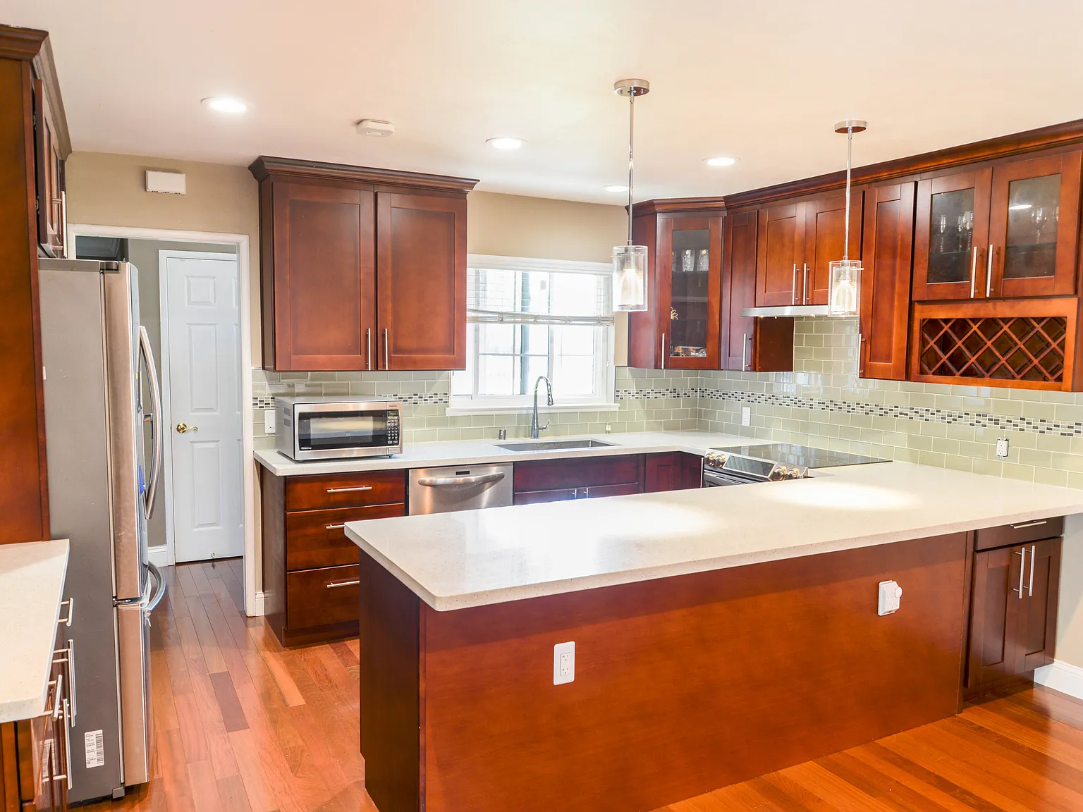 3 bed, 2.0 bath, 1284 sqft, $4,500 — Photo 4