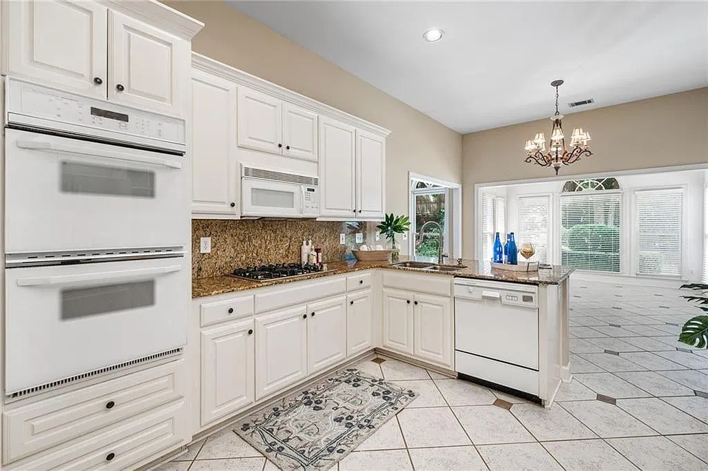 5 bed, 4.0 bath, 3393 sqft, $4,400 — Photo 3