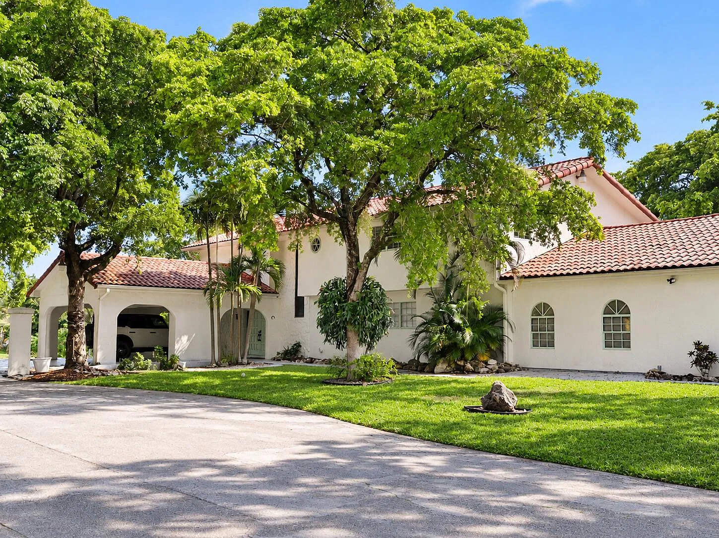 5 bed, 4.5 bath, 4346 sqft, $12,000 — Photo 2