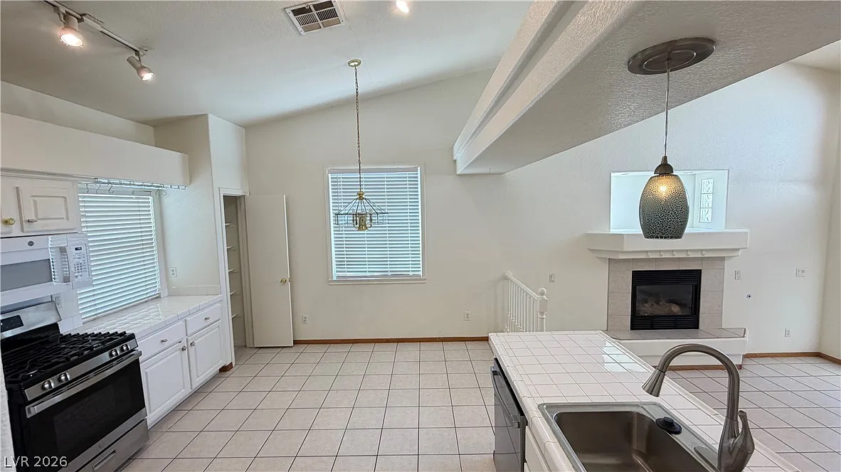 2 bed, 2.0 bath, 1296 sqft, $1,950 — Photo 2