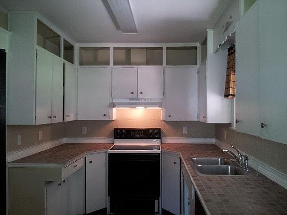 2nd image of 1040 Lexington St