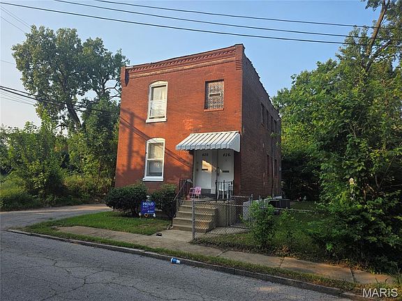 2nd image of 426 Bowen St