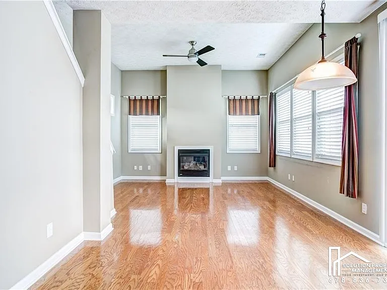 709 Bedford Ct — Photo 6