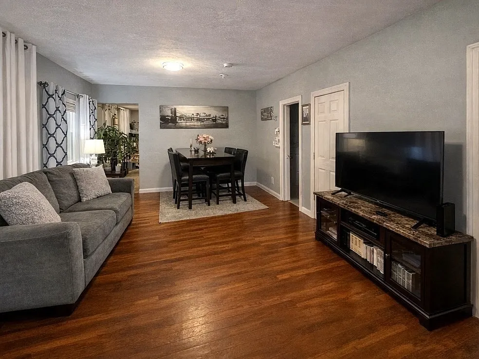2 bed, 1.0 bath, 907 sqft, $2,000 — Photo 2