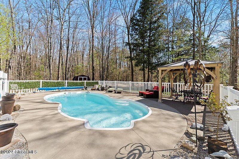 3rd image of 16 White Birch Lane
