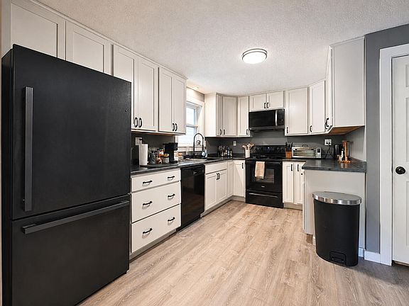 5th image of 32 Farwell Street