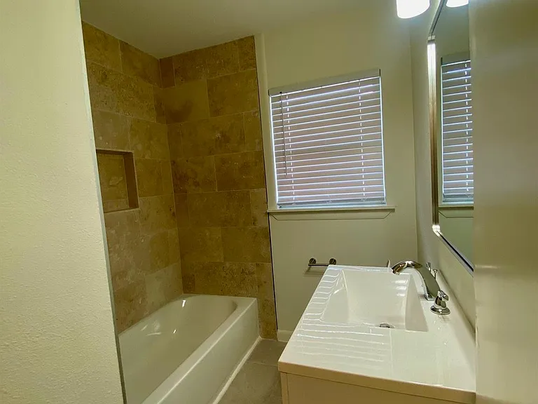 3118 Castlewood St — Photo 37