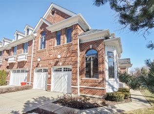 323 Arbor Glen Blvd, Schaumburg, IL 60195