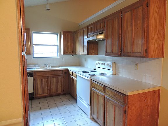 4th image of 4102 Meadow Park Dr
