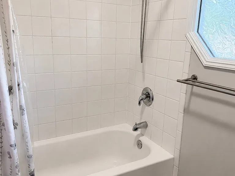 bathroom upstairs (bath tub)