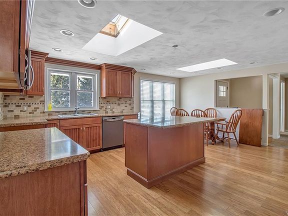 3rd image of 509 Creekside Dr