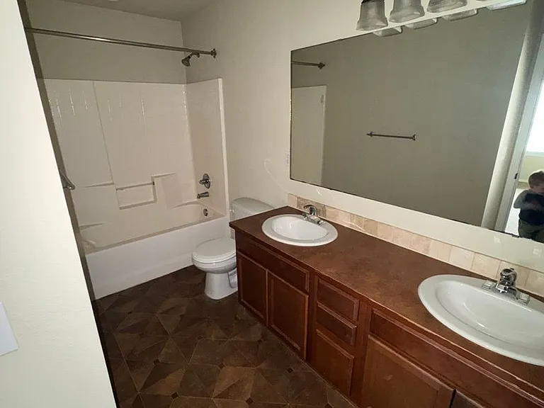 412 NE Miramar Cir — Photo 12