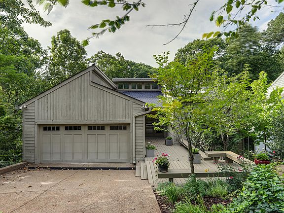 2nd image of 204 Harpeth Wood Dr