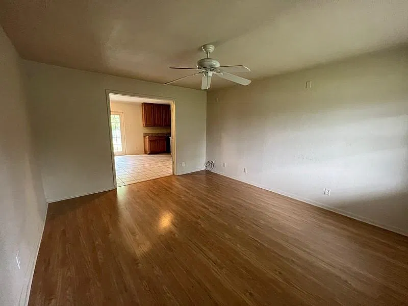 1005 Cedar — Photo 4