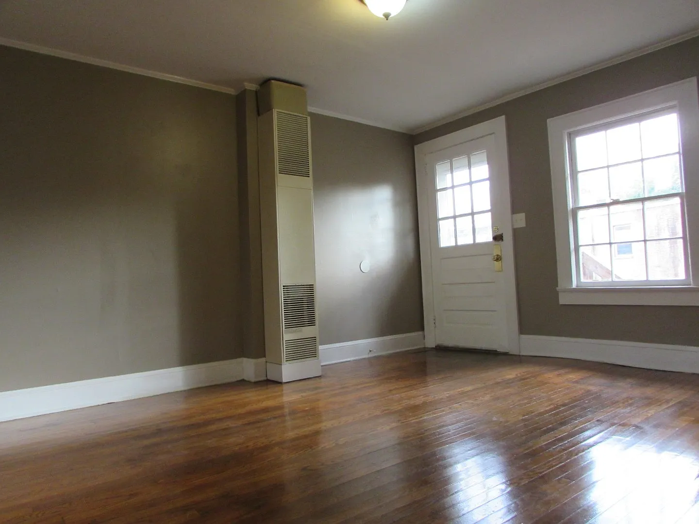 Front East 417 — Photo 2