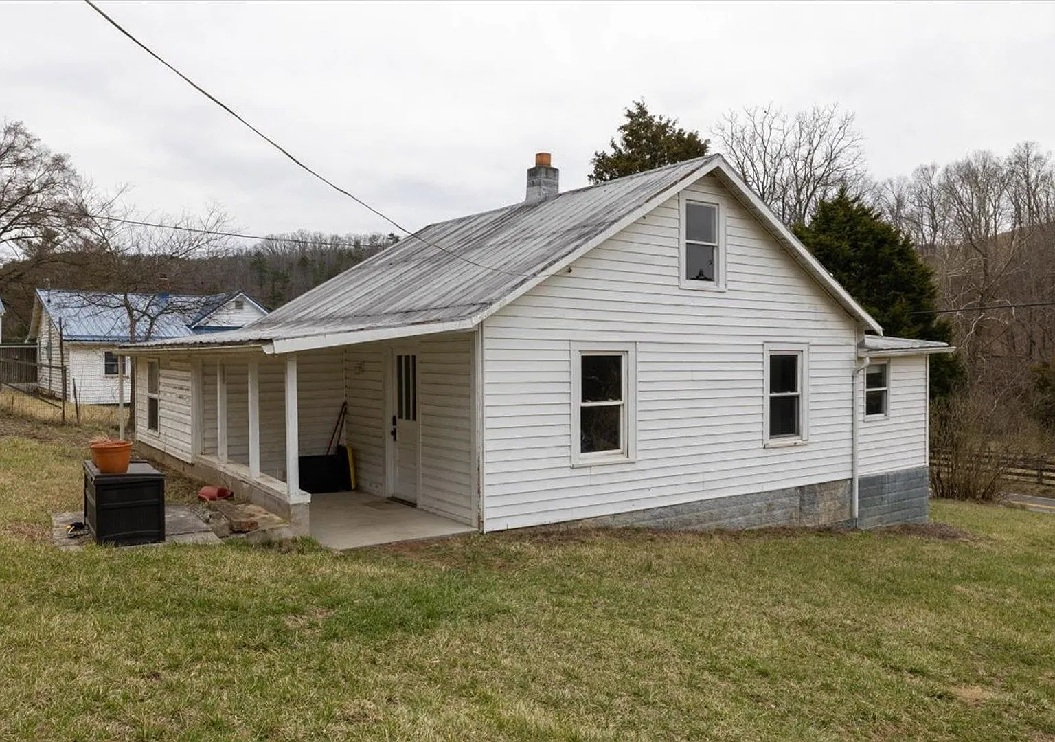 Cozy Living in a Convenient Christiansburg Location — Photo 4