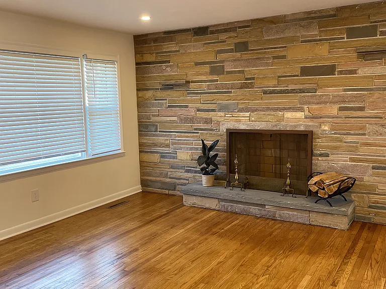 1401 E Mermaid Ln — Photo 2