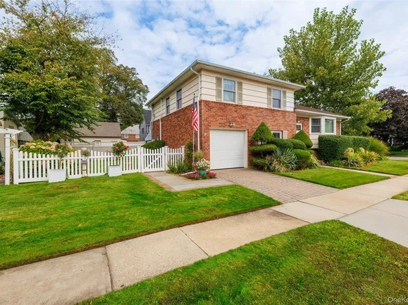 35 Yorkshire Road, Rockville Centre, NY 11570