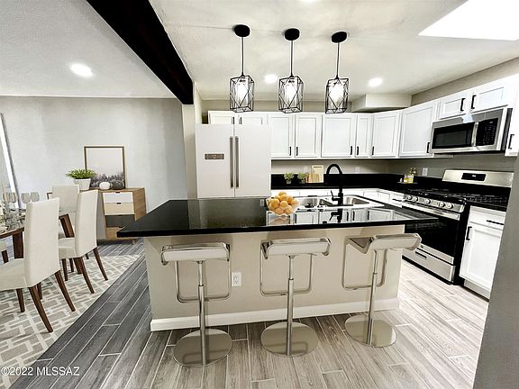 2nd image of 432 W Illinois St