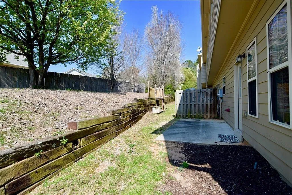 4 bed, 2.5 bath, 2300 sqft, $2,195 — Photo 4