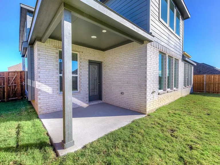 1012 Rosebay Dr — Photo 4