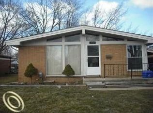 31821 Briar Ln, Saint Clair Shores, MI 48082