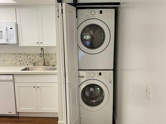 Stacked washer/dryer