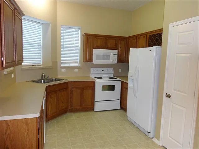 3 bed, 2.0 bath, 1298 sqft, $2,020 — Photo 2