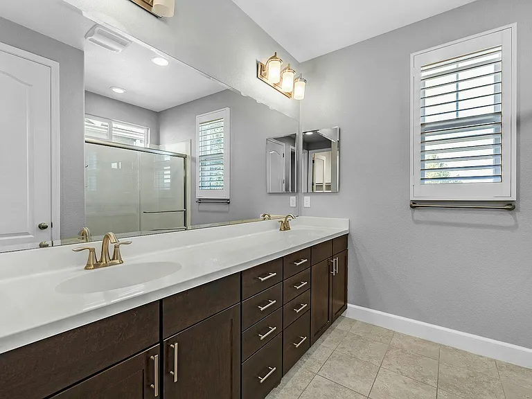 210 Stratus Cmn — Photo 27