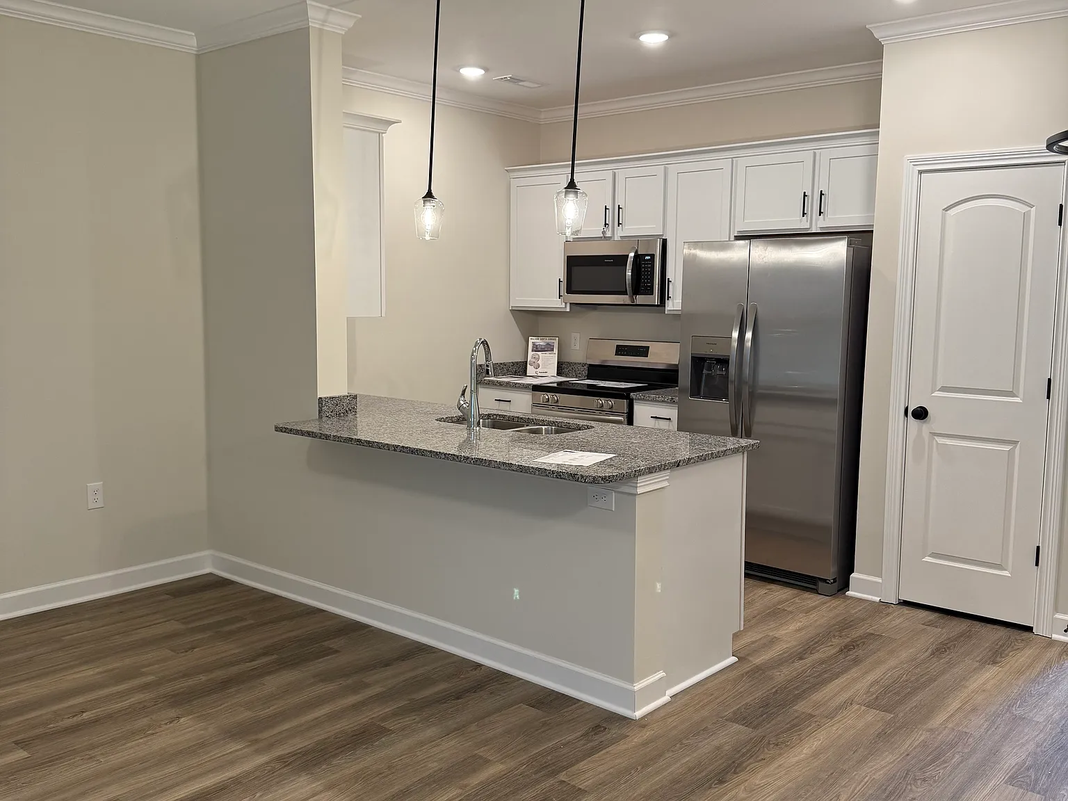 3 bed, 2.5 bath, 1355 sqft, $1,600 — Photo 4