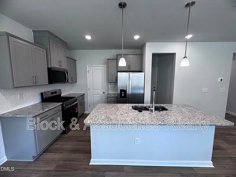 3 bed, 2.5 bath, $1,949 — Photo 3