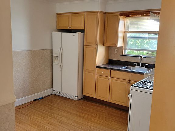 3rd image of 46 Iris Ave