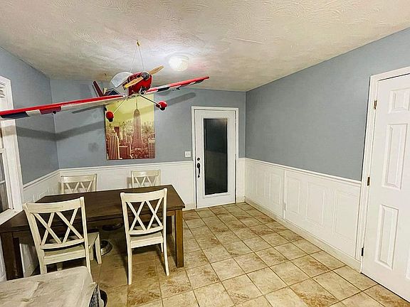 4th image of 284 Rickard St NW