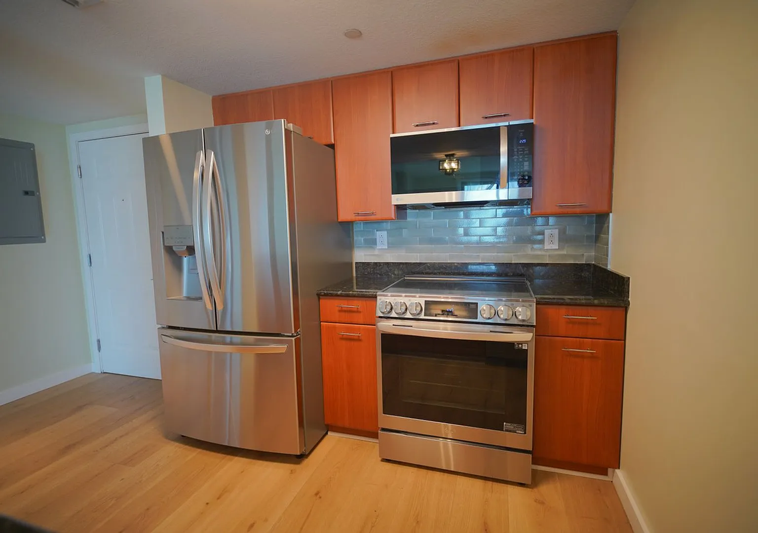 2 Bed / 2 Bath Luxury High Rise Condo Downtown With Views For Days! — Photo 4
