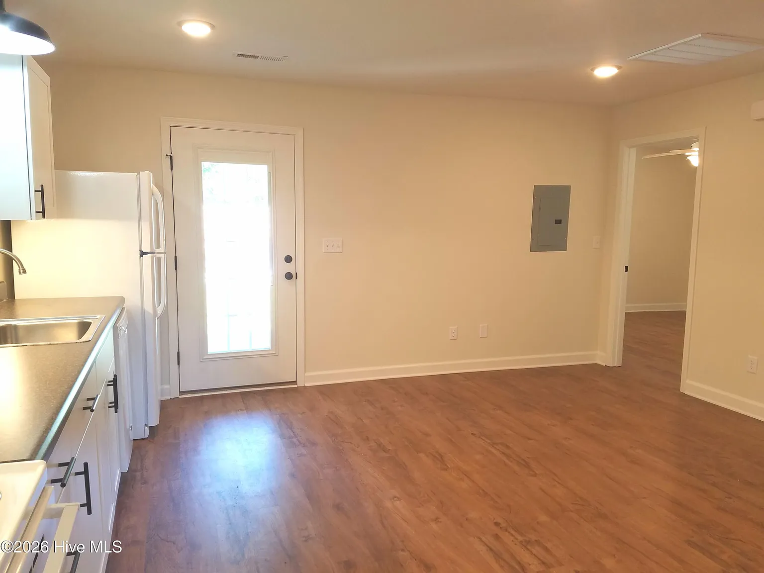 5 bed, 5.0 bath, 1450 sqft, $1,725 — Photo 3