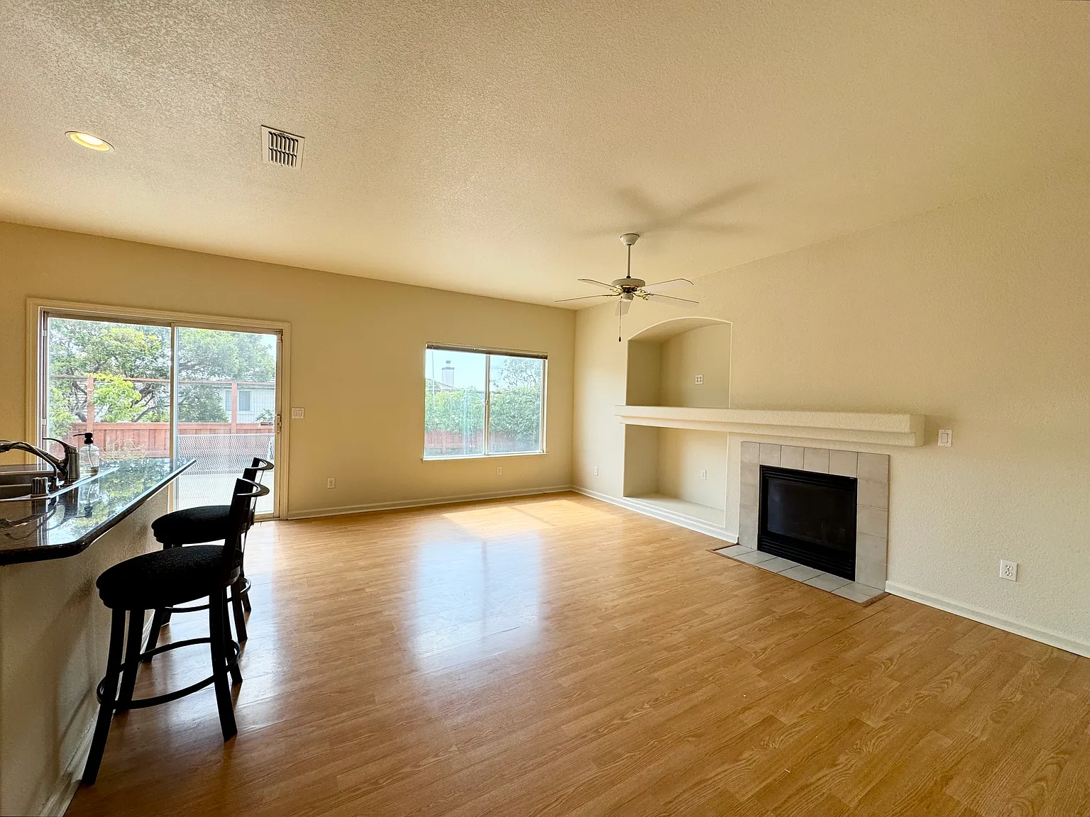 4 bed, 1976 sqft, $3,500 — Photo 4