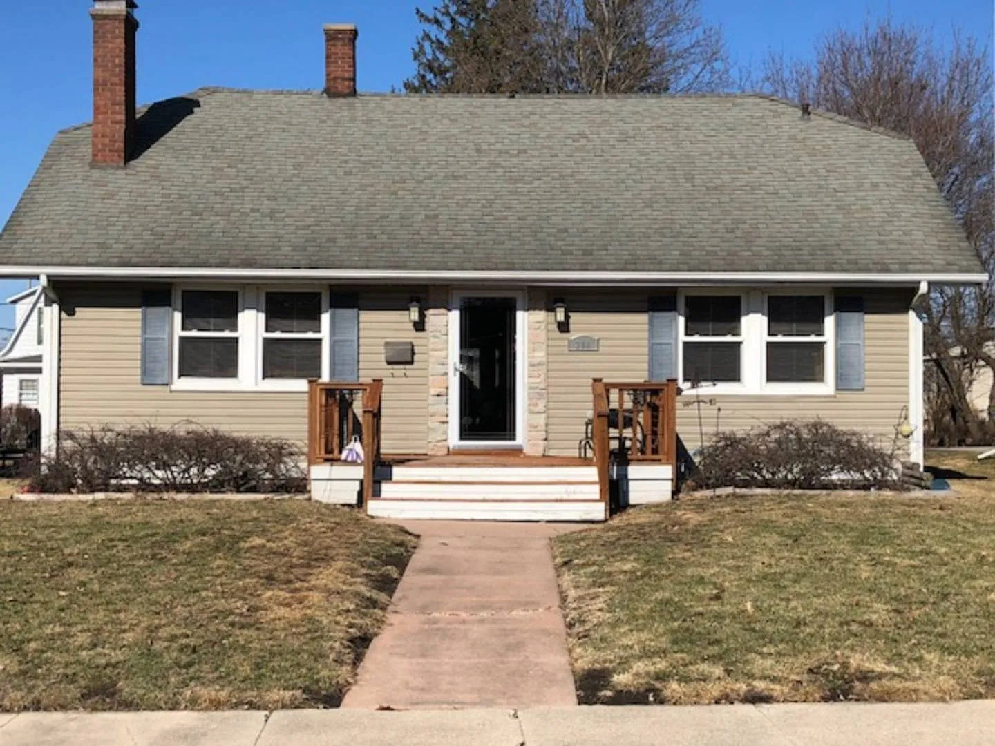 210 E Logan St photo 1