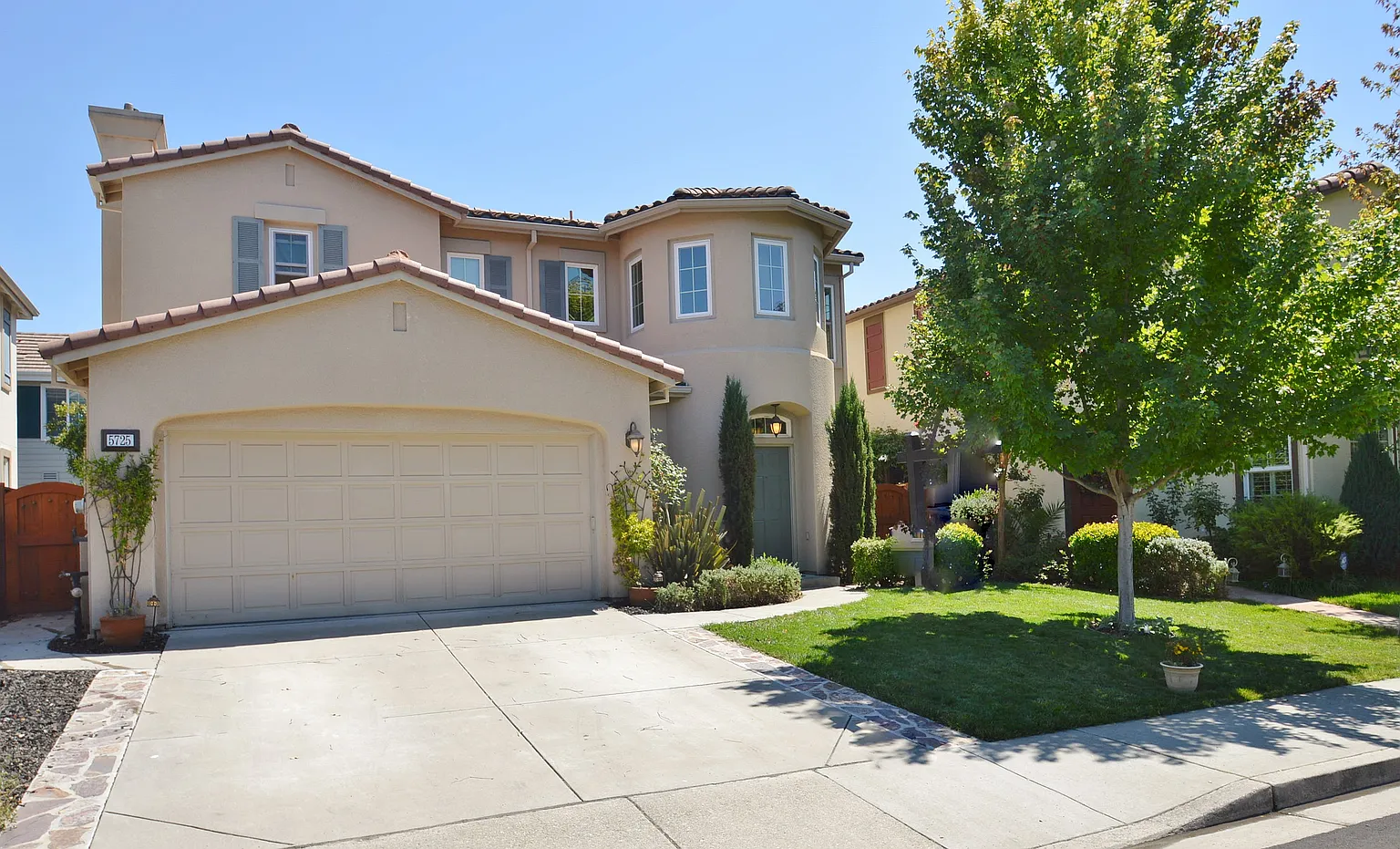 5725 Creekview Dr photo 1