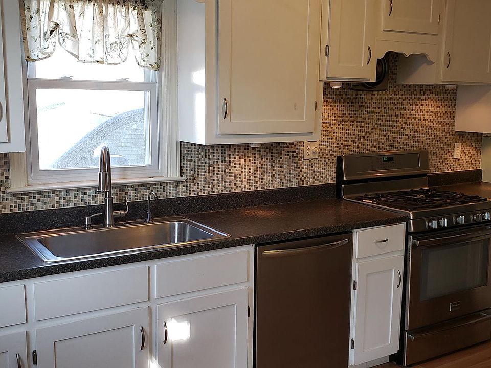 1st image of 216 Devonshire Dr