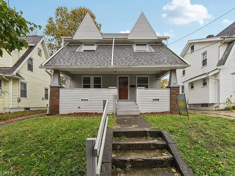 1387 Dietz Ave — Photo 1