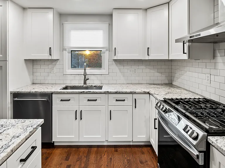 Kitchen (alt view)