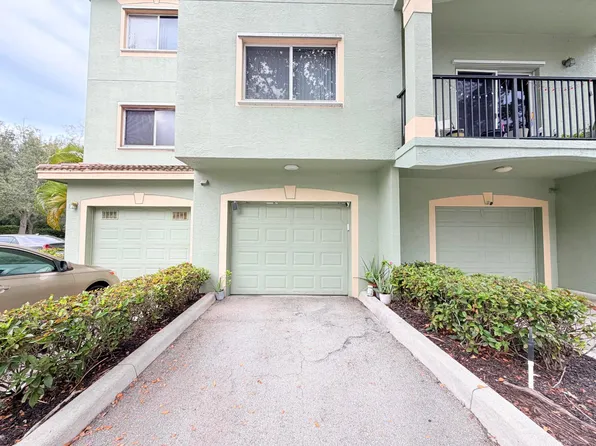 330 Crestwood Circle N #202, Royal Palm Beach, FL 33411
