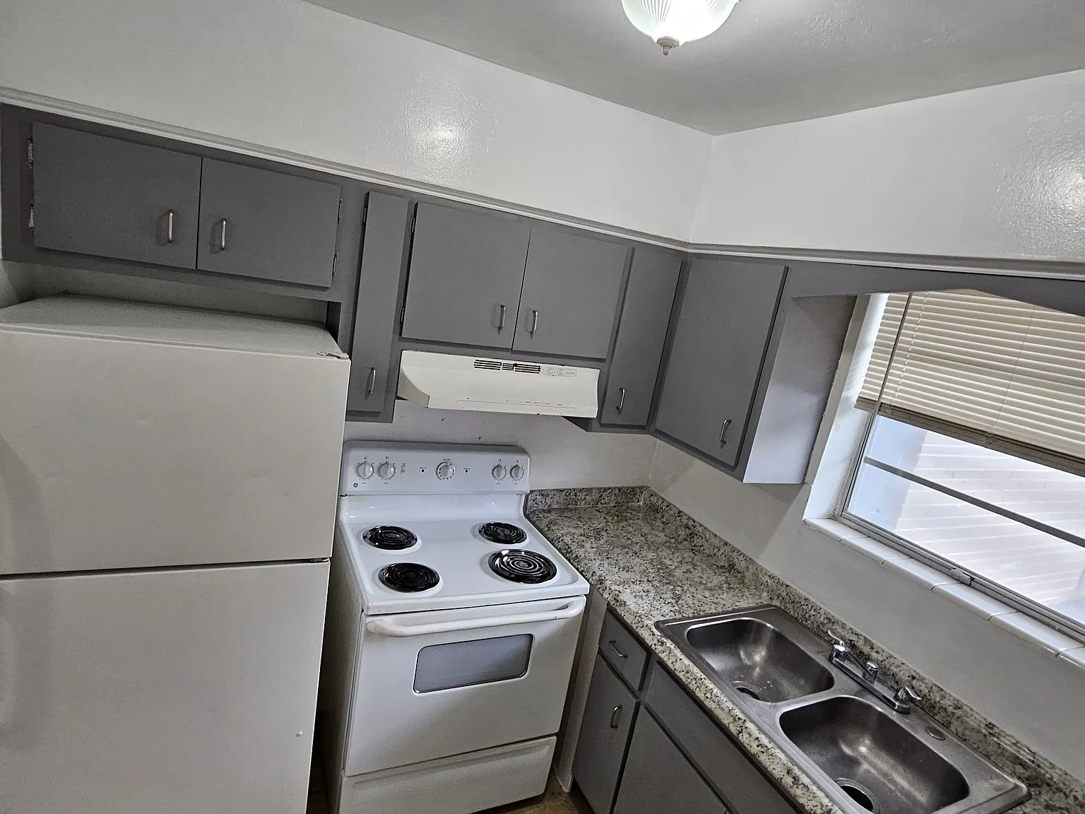 Hollywood, Fl | 1b & 1b | 2817 Van Buren — Photo 1