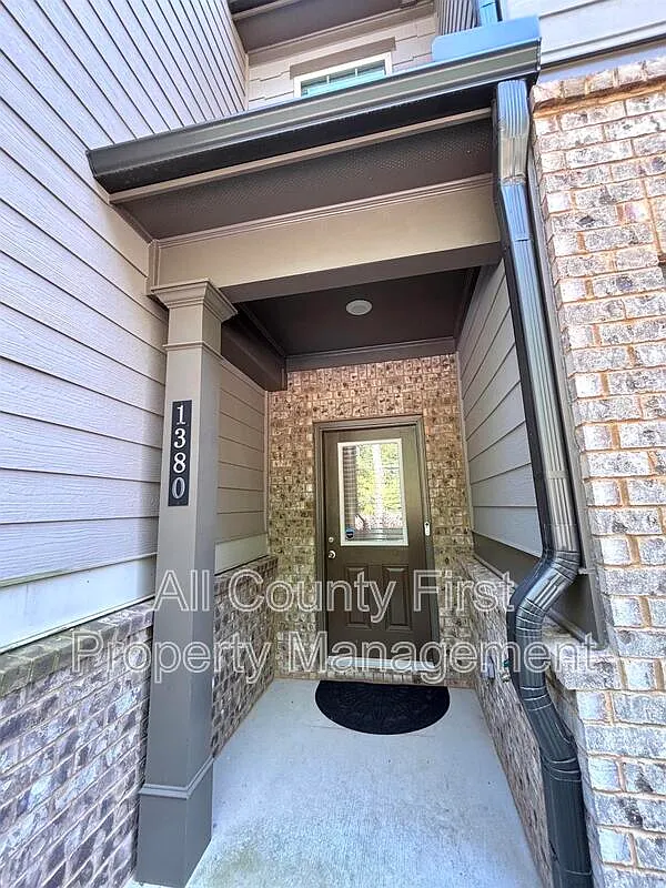 3 bed, 2.5 bath, 1815 sqft, $2,300 — Photo 2