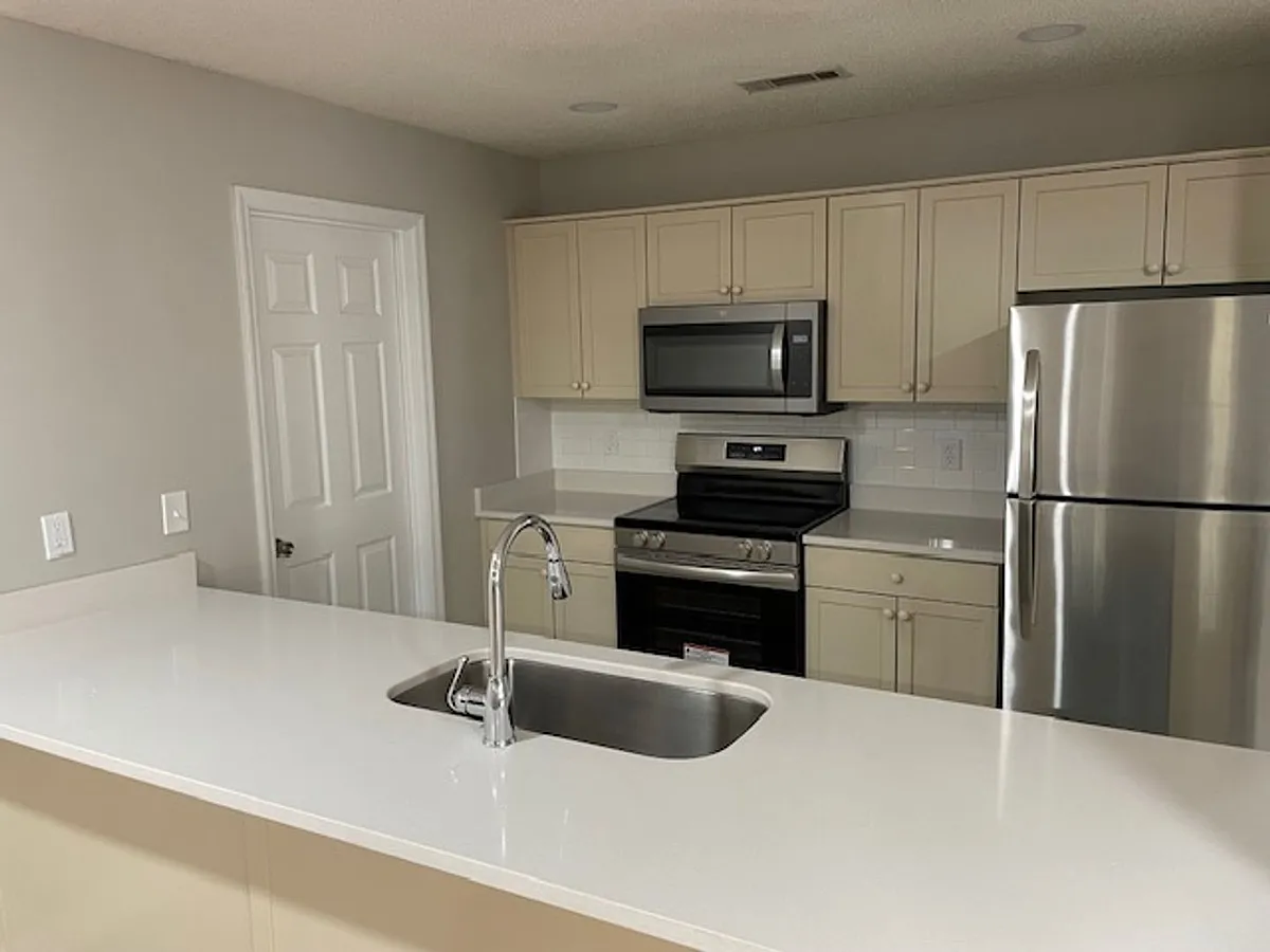 Building Photo - 2120 Henderson Dr