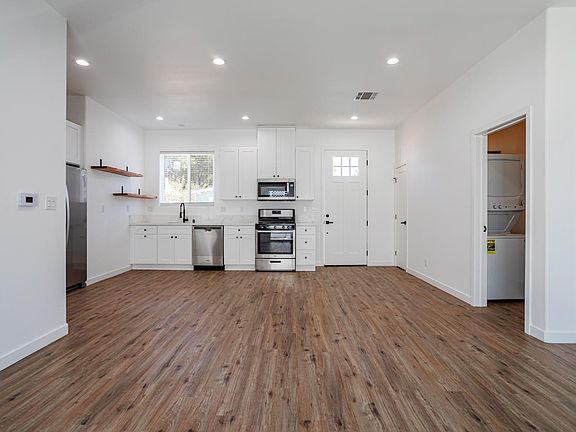4th image of 1127 N Sierra Bonita Ave