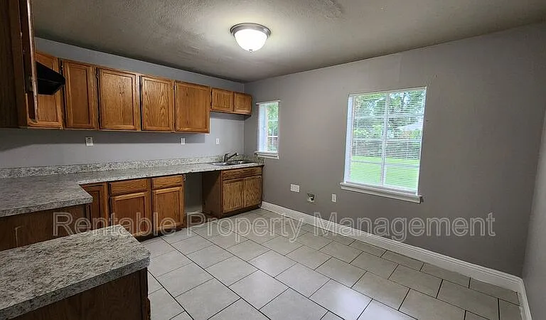 406 W 14th St — Photo 9