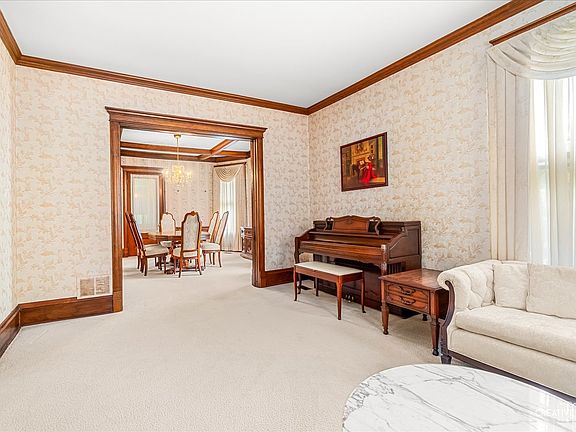 4th image of 386 E Chicago St